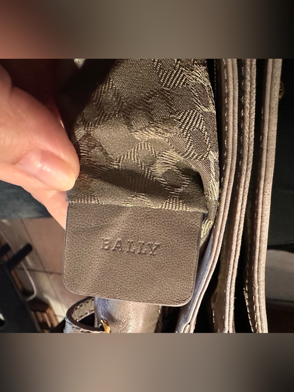 Beautiful BALLY Soft Ruched Lamb Leather Shoulder Bag in TAUPE with Gold Hardwar - Picture 9 of 15